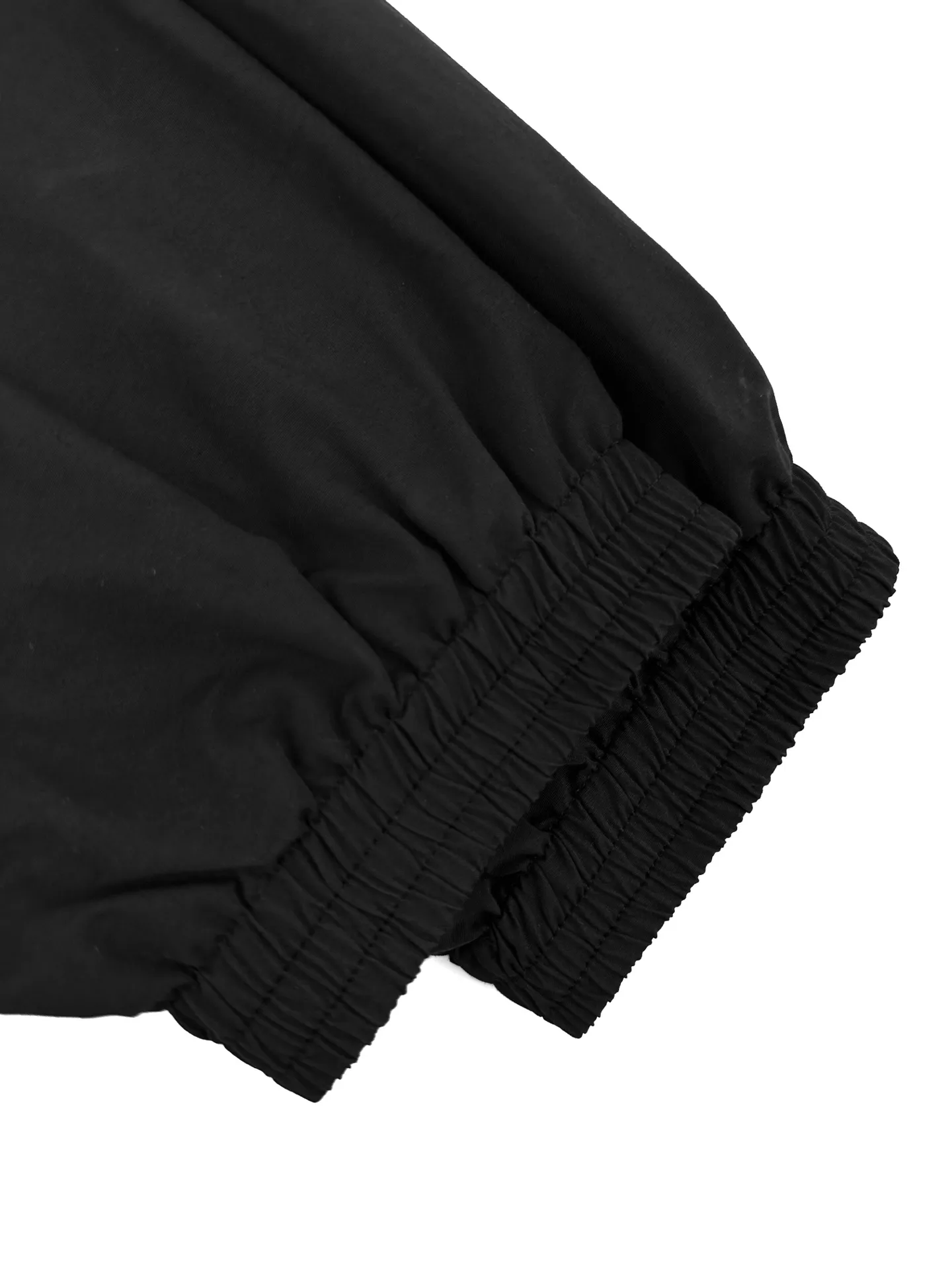 Acn Studios embroidered logo jacket, custom-made Ninglan light woven machine blend, lightweight and windproof, stiff and tough, dark night and calm, embodying Scandinavian cool minimalist aesthetics, stand-up collar with full zipper for neat opening and closing, full lining on the inside to improve the smoothness of putting on and taking off, elasticated and precise cuffs at the hem, creating a relaxed and loose cropped silhouette, three-dimensional logo embroidery in the same color on the back, engraved with STOCKHOLM Chronicle The embroidery is integrated with the body of the garment, hiding the brand's traceability context. The minimalist shape integrates the functional core to interpret the relaxed and relaxed style of high-end ready-to-wear. Process 1: Using imported machine embroidery technology. Using advanced computer control systems and precision mechanical components to realize the Acne Studios logo embroidery operation. High precision. The lines are smooth and delicate. Process 2: The fabrics have been fermented and washed. They have a better hand feel and texture. They are not easy to deform, shrink or fade. Maintain long-term beauty Accessories: Customized 1:1 Acne webbing Customized 1:1 Acne zipper Customized 1:1 Acne trademark Version: Loose version Size: 44 46 48 50 Style number: CC 7004
